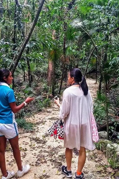 После эко-тура с Марией в джунглях Западного Шкарета с подругой Эбби.