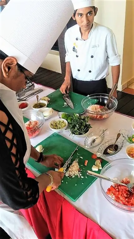 Наурин готовит севиче на пляже!