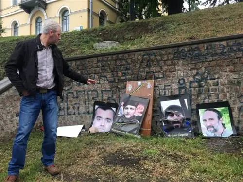 Мемориал на Майдане Незалежности. Это Пол Ниланд, журналист, опубликовавший сюжет о стрельбе на центральной площади. Он живет в Киеве и пишет о войне уже несколько лет.