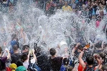 Пасха в Украине на булыжной мостовой