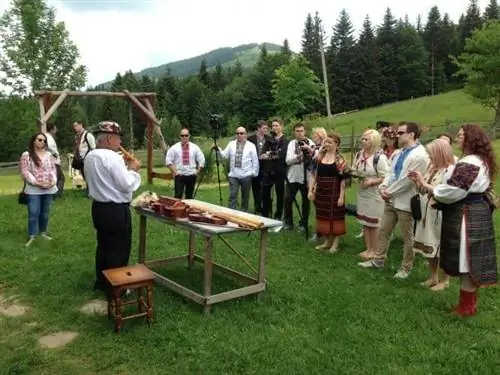 Наслаждаясь традиционным музыкальным представлением в Украине.