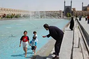 После молебна в мечети гордый папа фотографирует своих детей на мобильный телефон. После молебна в мечети гордый папа фотографирует своих детей на мобильный телефон.
