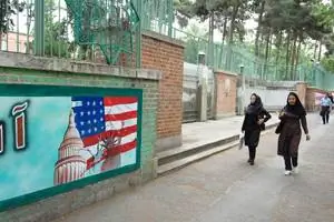 Тридцать лет спустя бывшее американское посольство все еще увешано политическими плакатами, пытающимися создать для иранцев врага. Тридцать лет спустя бывшее американское посольство все еще увешано политическими плакатами, пытающимися создать для иранцев врага.