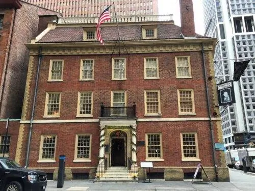 FRAUNCES TAVERN - это место, где Джордж Вашингтон и 185 друзей праздновали день, когда британцы покинули Нью-Йорк, положив конец первой войне Америки, Американской революции, 25 ноября 1783 года. Они были бы поражены, узнав, что Америка будет продолжать участвовать в войнах. военные интервенции будут проводиться в 92 процентах случаев в течение следующих 245 лет. Это по-прежнему прекрасное место, чтобы остановиться, чтобы выпить, и здесь есть музей о битве за Нью-Йорк и исторических событиях, которые произошли в этой таверне.