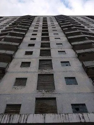 Вдоль многоквартирного дома