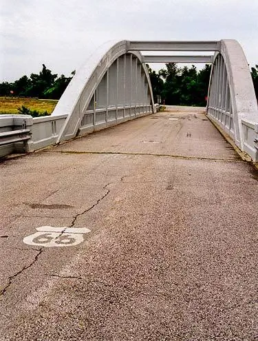 Небольшой арочный мост к западу от Ривертона, штат Канзас.