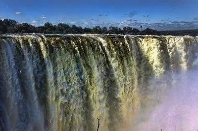 Замбия купание: Водопад Виктория, в сухой сезон. Бассейн Дьявола находится на краю водопада - крайний справа.