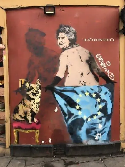 Политическое граффити на улицах Лондона в связи с Brexit.