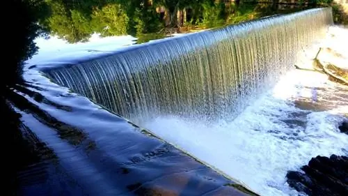 Успокаивающий звук и вид водопада Бикон на террасе The Roundhouse - идеальное место для отдыха. Фото: Кристофер Ладгейт