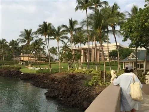 Местный житель Мауи Фрэнки Серветти Коулман посещает Hilton Waikoloa Village на острове Гавайи. Фотографии Дженис Терк.
