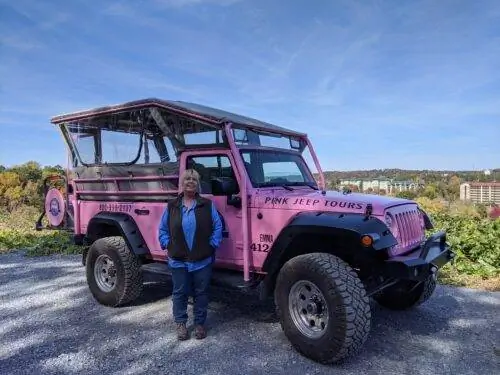 Джули Старр была нашим знающим местным гидом для Pink Jeep Tours, которая также взяла нас на краткий, гремящий внедорожный опыт 4x4 в Smokies.