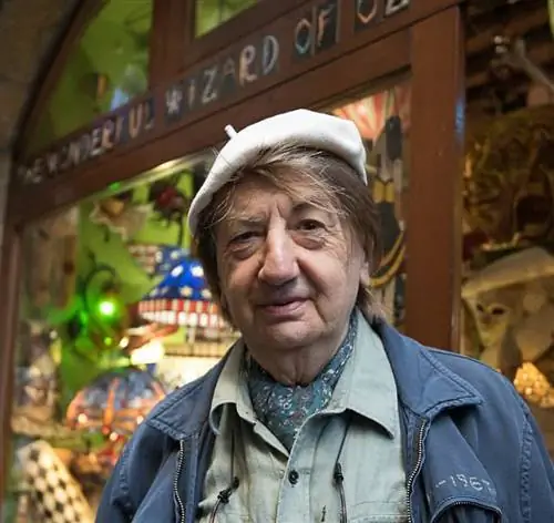 Джузеппе Розелла - самопровозглашенный Чудесный Волшебник из страны Оз, которому нравится показывать посетителям сокровища, которые он собирал всю жизнь.