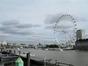 Колесо обозрения «Лондонский глаз» на Темзе. фото Алексис Бретт.