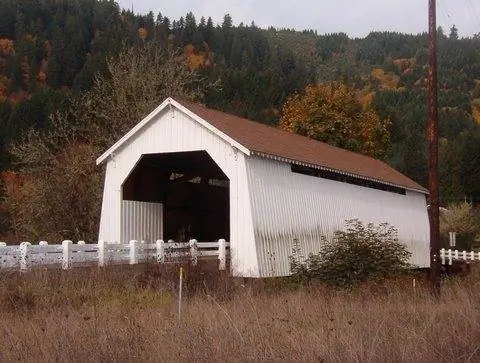 Стильный белый мост в Орегоне.