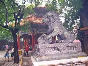 Каменный лев охраняет Запретный город