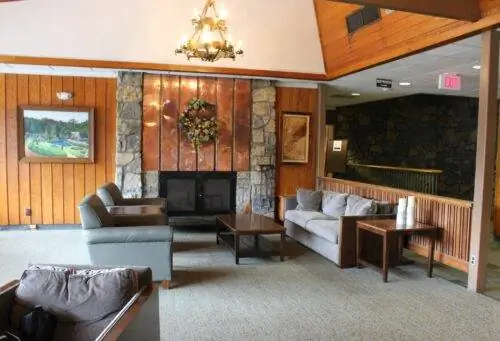 Внутри Hemlock Lodge стало дружелюбным местом, где я мог отдохнуть и пообщаться, а также купить китчевые сувениры.