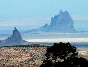 Шипрок в Нью-Мексико фигурирует во многих детективных романах Хиллермана.