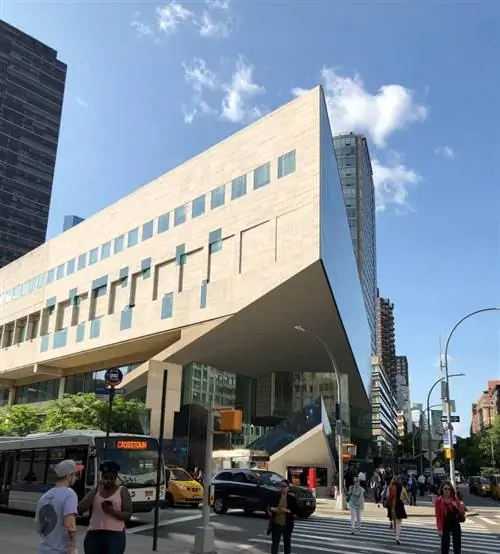 Привлекательная архитектура Alice Tully Hall.