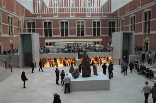 Rijksmuseum, один из самых известных музеев в городе, наполненном великолепными музеями.