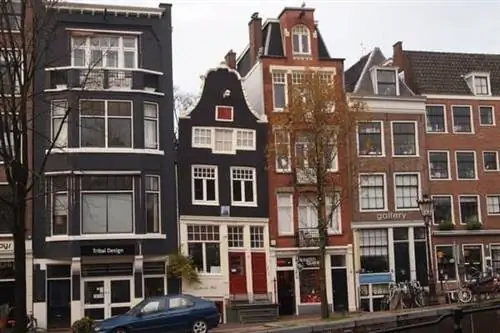 Дома на Шпигельквартире, районе искусства и антиквариата в Амстердаме.