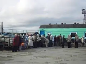 Большая очередь в ожидании лодки.