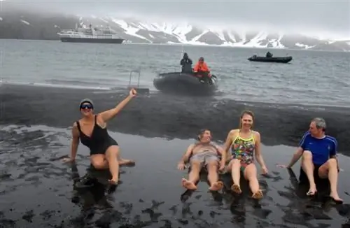 На теплых геотермальных песках после погружения в 32-градусную Антарктиду