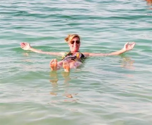 Жан Сполярик на Мертвом море в Израиле.