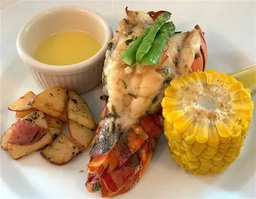 Ужин из хвоста лобстера был правильно приготовлен и вкусен на круизных линиях Victory.