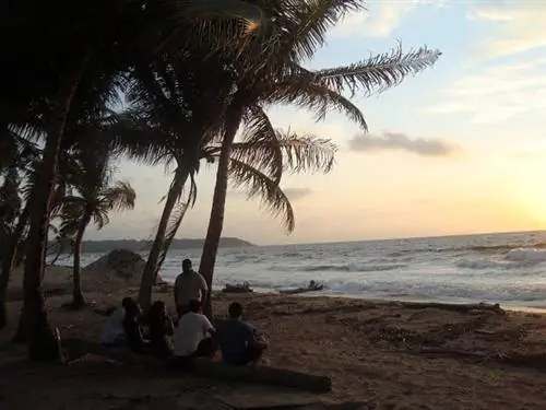 Друзья наслаждаются закатом в Маяро, одной из рыбацких деревень Тринидада. Фотографии Сюзанны Бхаган.