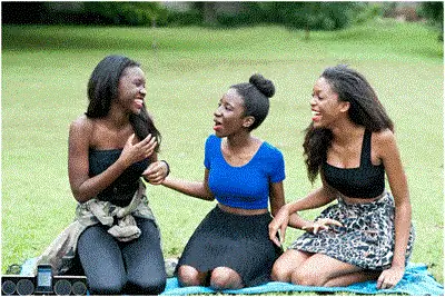 Путешествуйте с другом по улицам Лагоса.