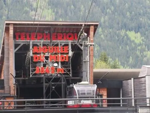 Вход в Эгюий-дю-Миди на Монблане. Фото Деборы Гроссман.