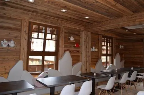 Шале 4810 внутри со стульями, похожими на кристаллы. На фото Франсуаза Брукс.