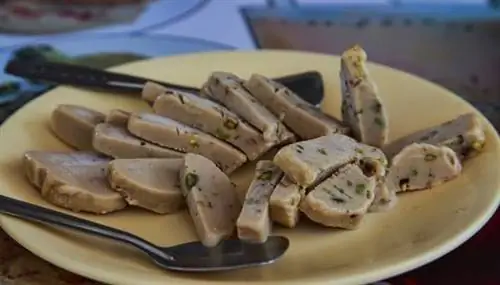 Кульфи - сливочный и плотный десерт из мороженого из сладкой сгущенки, которую затем замораживают.