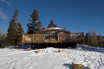 Юта: зимний кемпинг в юрте