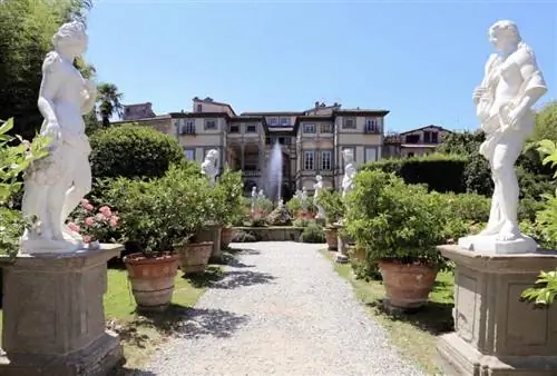 Сад в Палаццо Пфаннер в городе-крепости Лукка.