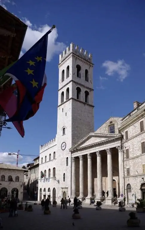 Бывший древний храм Минервы в Ассизи теперь является церковью.