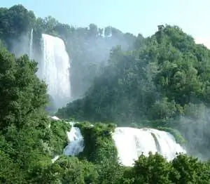 Водопад Марморе, возникший из-за редкой ошибки римских инженеров.