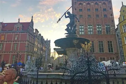 Фонтан Нептуна XVII века - оживленное место сбора туристов в Гданьске, Польша. Фонтан Нептуна XVII века - оживленное место сбора туристов в Гданьске, Польша.