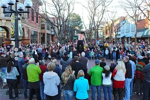 Сердцем Боулдера является торговый центр Pearl Street, торговый район только для пешеходов. Фотографии Партнерства в центре Боулдера.