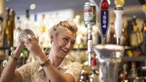 Бармен смешивает его в The Med в Боулдере.