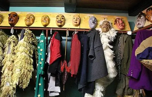 Костюмы ждут в сценической комнате в Laufar Kamanda (штаб-квартира) для Laufarija.