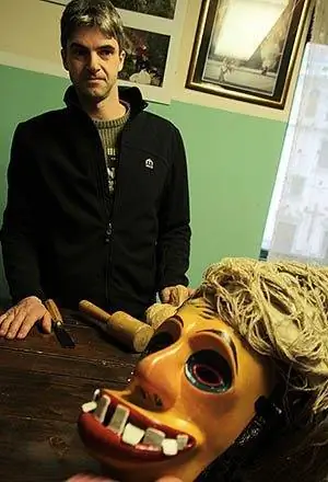 Резчик по маскам Вид Презиль и Флаксман, самая старая маска.