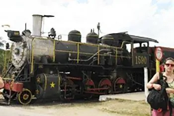 Паровоз, который едет из Тринидад-де-Куба на сахарную плантацию. фотографии Дороти Конлон.