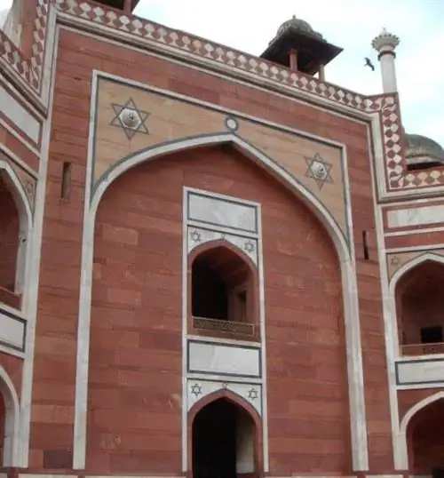 Крупный план гробницы Хумаюна, показывающий смесь индийского и персидского стилей архитектуры.