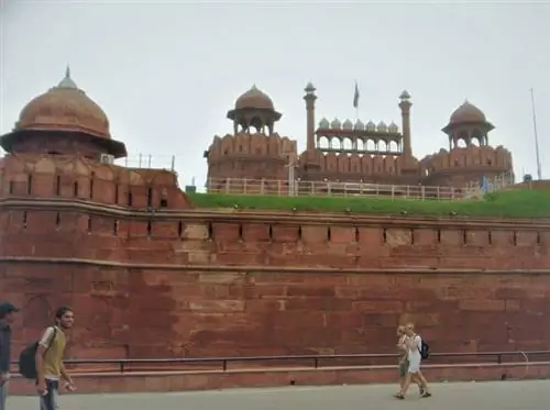 Стены Красного форта в жаркий августовский день. Справа находится помост, с которого все премьер-министры Индии обращались к нации в День независимости.