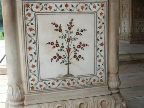 Цветочный узор pietra dura на мраморных колоннах в Диван-и-Хаас в Красном форте