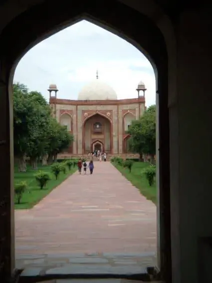 Вид на входные ворота в гробницу Хумаюна.