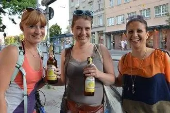Мюнхенские девушки с большими кружками пива на улице, избегайте носить с собой наличные деньги на улице.. Фотографии Сони Старк.