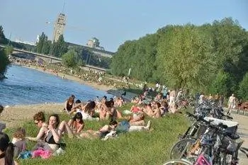 Наслаждаемся летом в Мюнхене на берегу реки Изар. На фото Соня Старк.