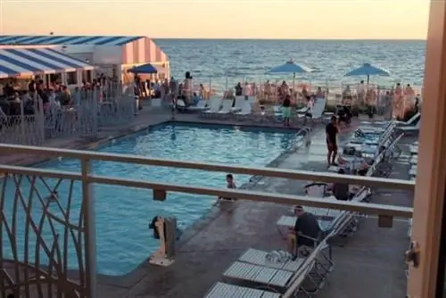 Оживленный бассейн отеля Sea Crest.